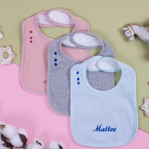 Bavaglino in Cotone a Costine con Nome o Frase Ricamata… Scegli il tuo Colore!