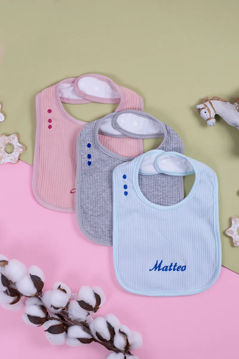 Bavaglino in Cotone a Costine con Nome o Frase Ricamata… Scegli il tuo Colore!