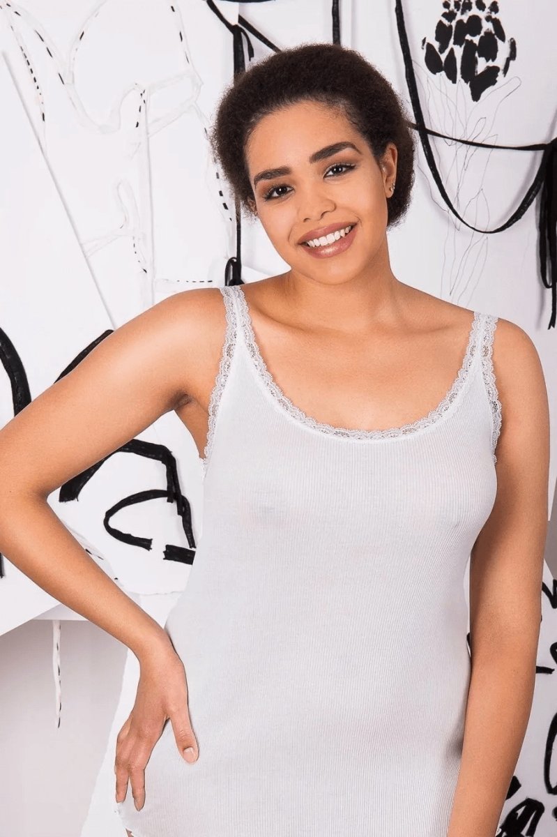 Top Canotta Curvy in Filoscozia® rifinito in delicato pizzo - immagine 3