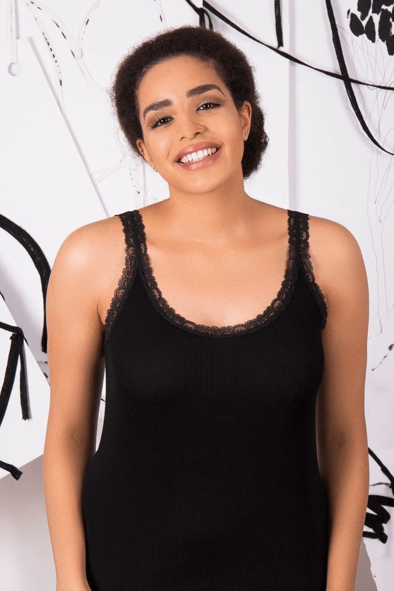 Top Canotta Curvy in Filoscozia® rifinito in delicato pizzo