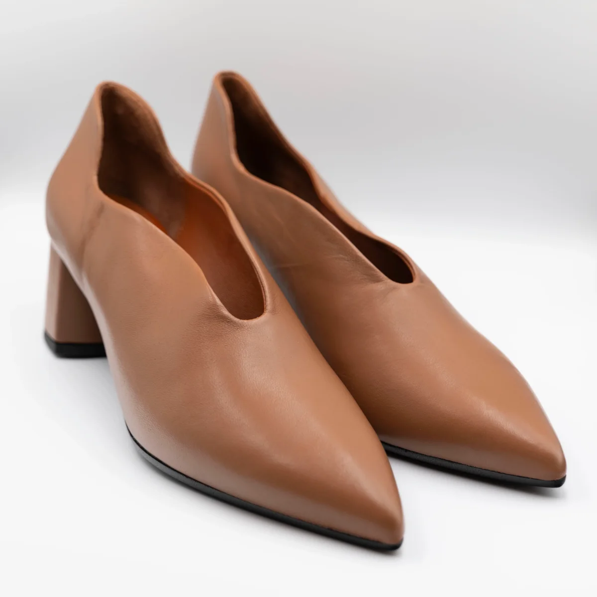 Brera- Décolleté in nappa, tacco largo e punta - Caramello - immagine 3